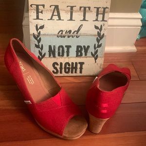 Red TOMS wedges